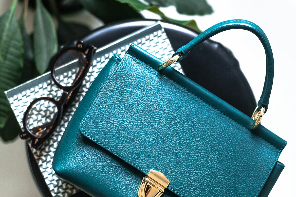Maroquinerie lifestyle — sac en cuir élégant