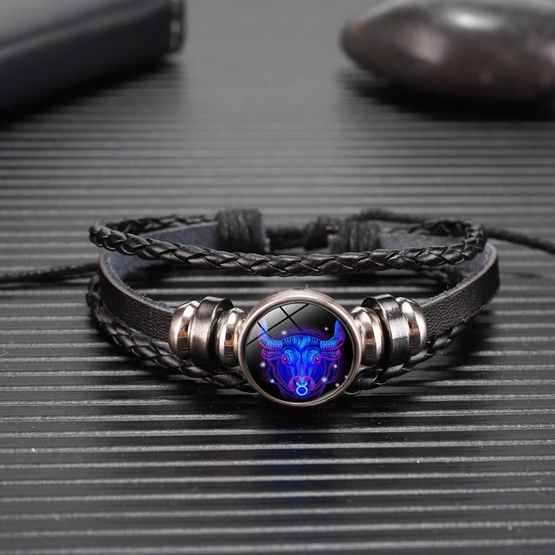 Bracelet zodiaque porté au poignet d'une femme