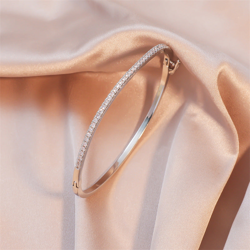 Bracelet Fil d'Étoiles porté au poignet, pavé de strass