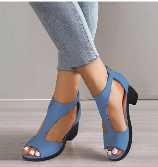 Sandales à talon carré bleues, portées