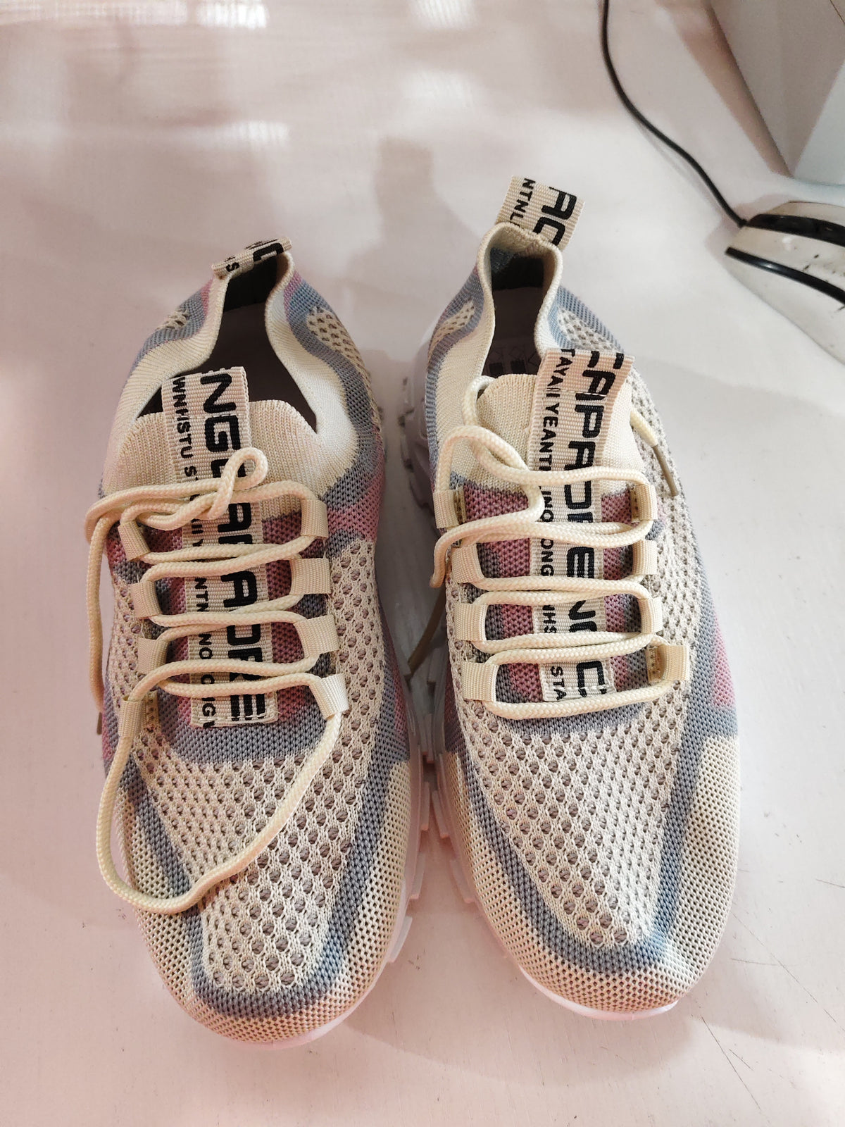 Baskets en maille beige et rose, paire vue de dessus
