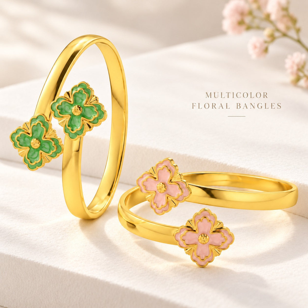 Bracelet Pétale porté au poignet, jonc à motif floral