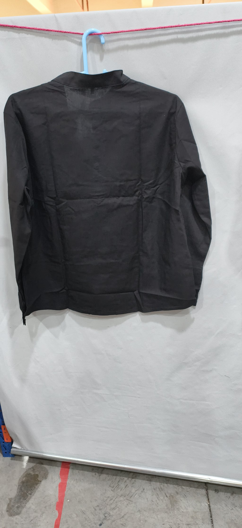 Chemise col mao noire, vue de dos sur cintre