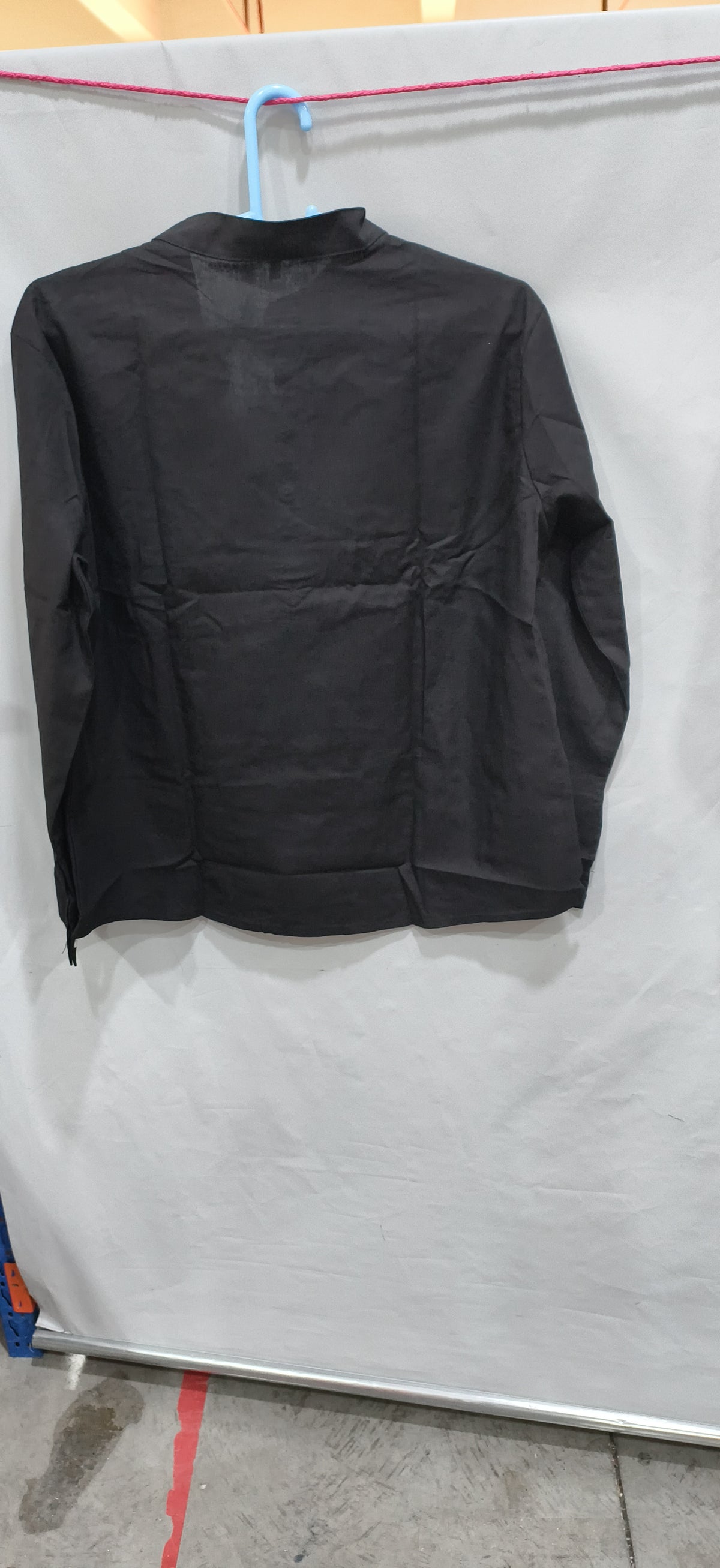 Chemise col mao noire, vue de dos sur cintre