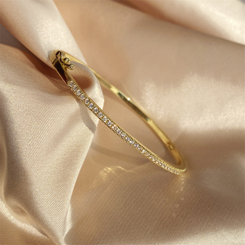 Bracelet Fil d'Étoiles, jonc fin pavé de strass doré