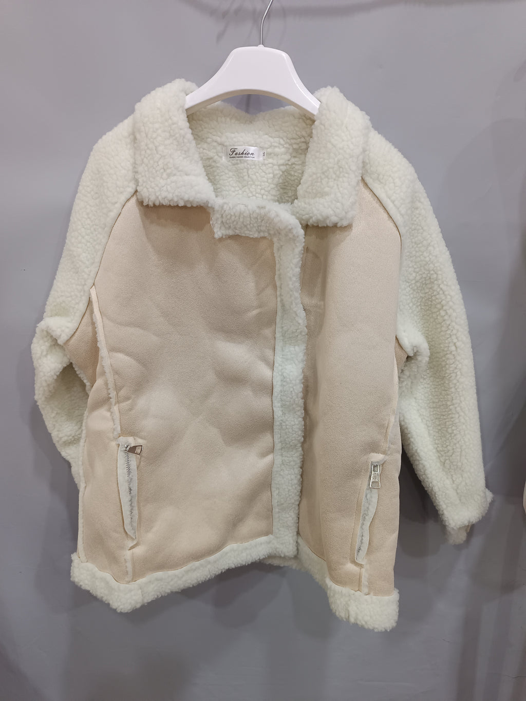 Veste aviateur beige, détail des poches zippées