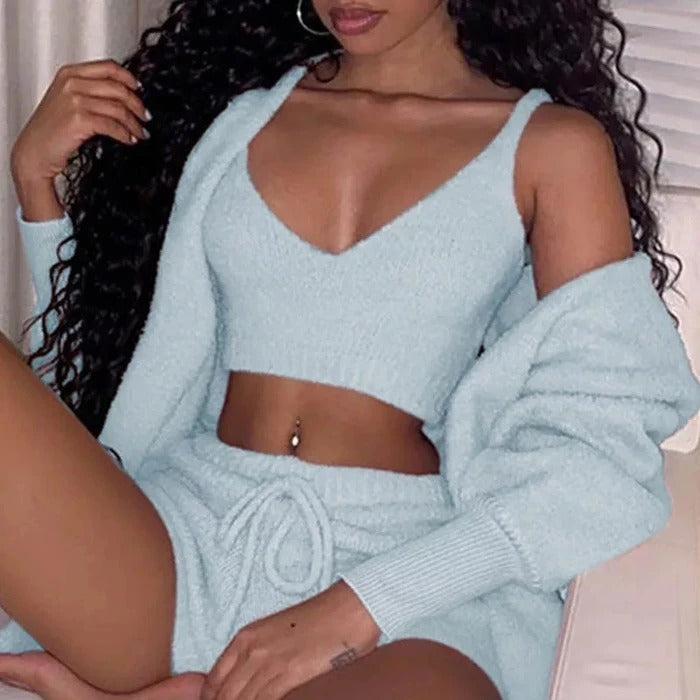 Ensemble pyjama peluche gris, gilet ouvert sur le débardeur blanc