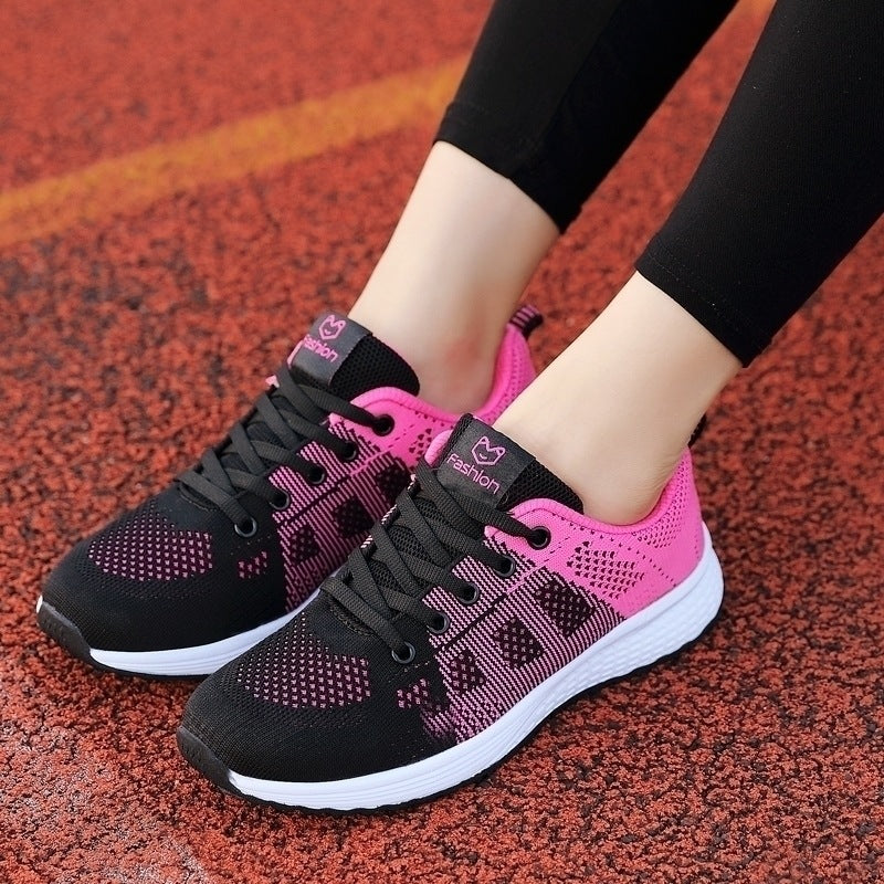 Baskets femme en maille noire et rose, portées avec un legging