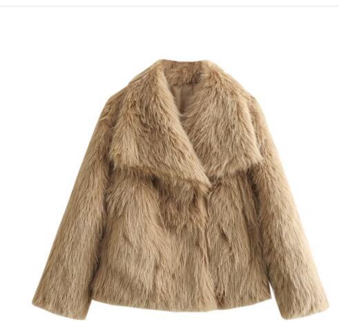 Veste en fausse fourrure marron, présentée à plat