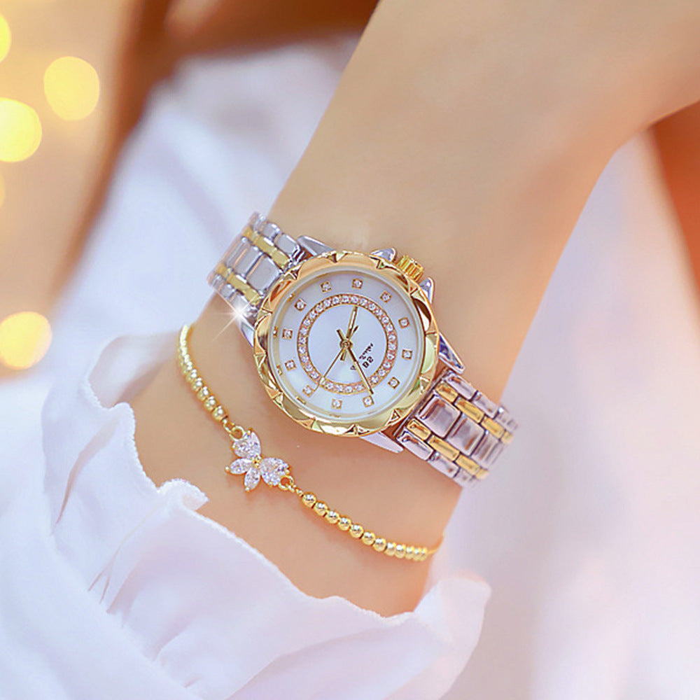 Montre Aurore portée au poignet, montre bijou étincelante dorée