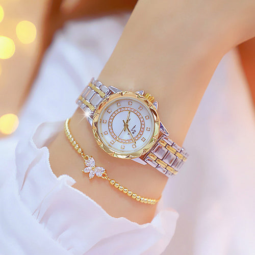 Montre Aurore portée au poignet, montre bijou étincelante dorée