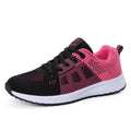 Baskets femme en maille noire et rose, vue de profil