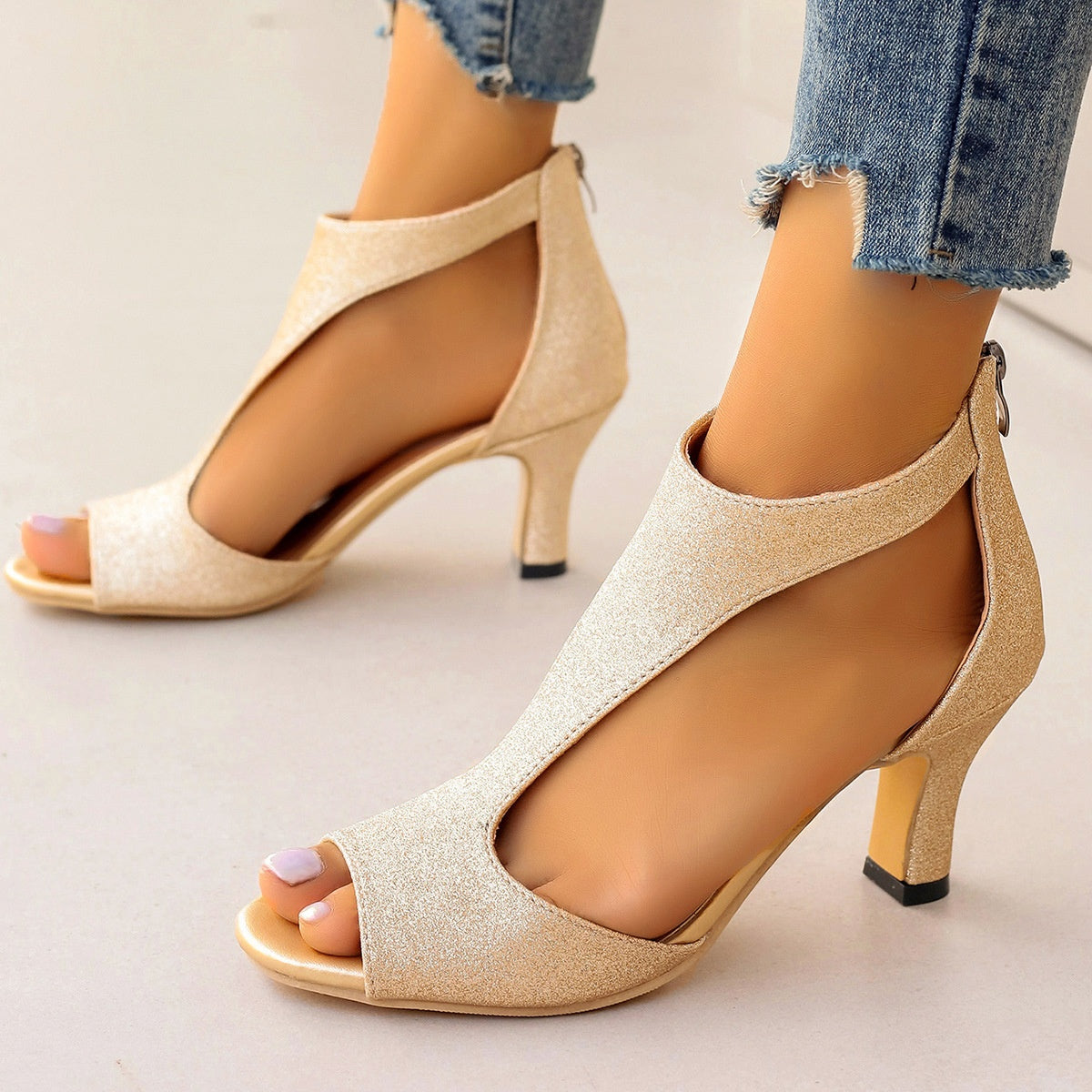Sandales à talon beige pailleté, vue de profil