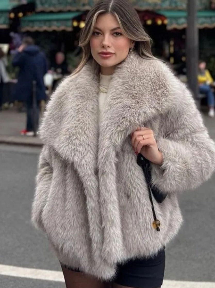 Veste en fausse fourrure blanche, vue de face
