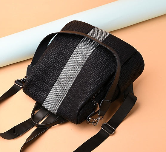 Sac à dos noir porté à l'épaule