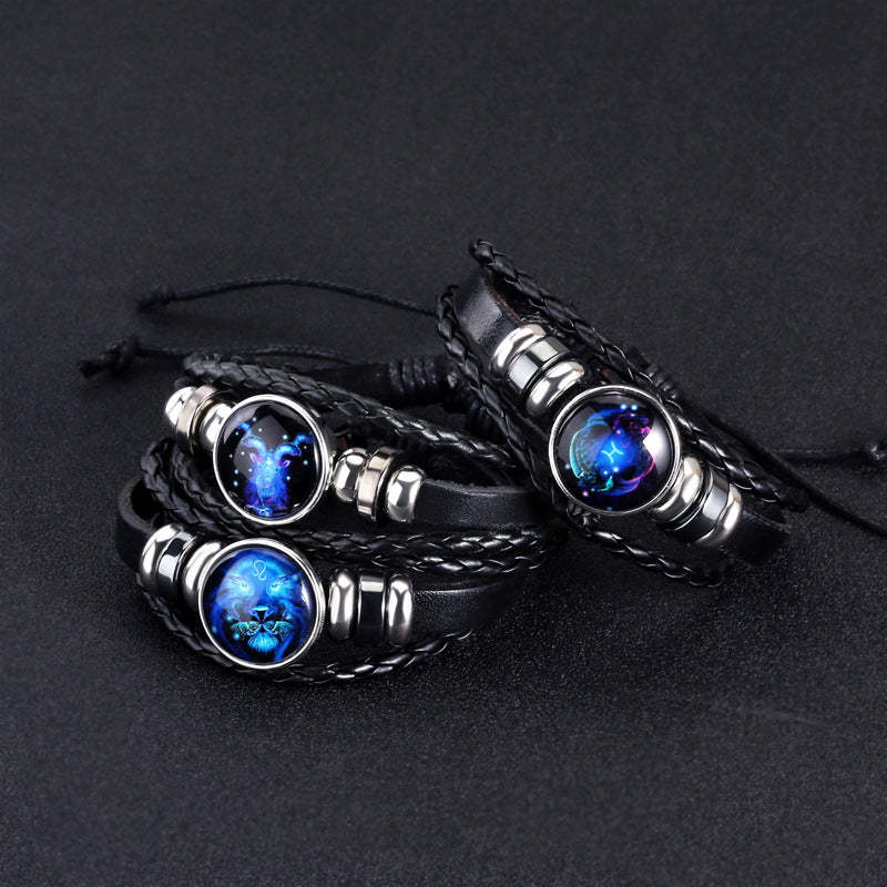 Détail du cuir tressé multi-rangs et du cabochon en verre bombé