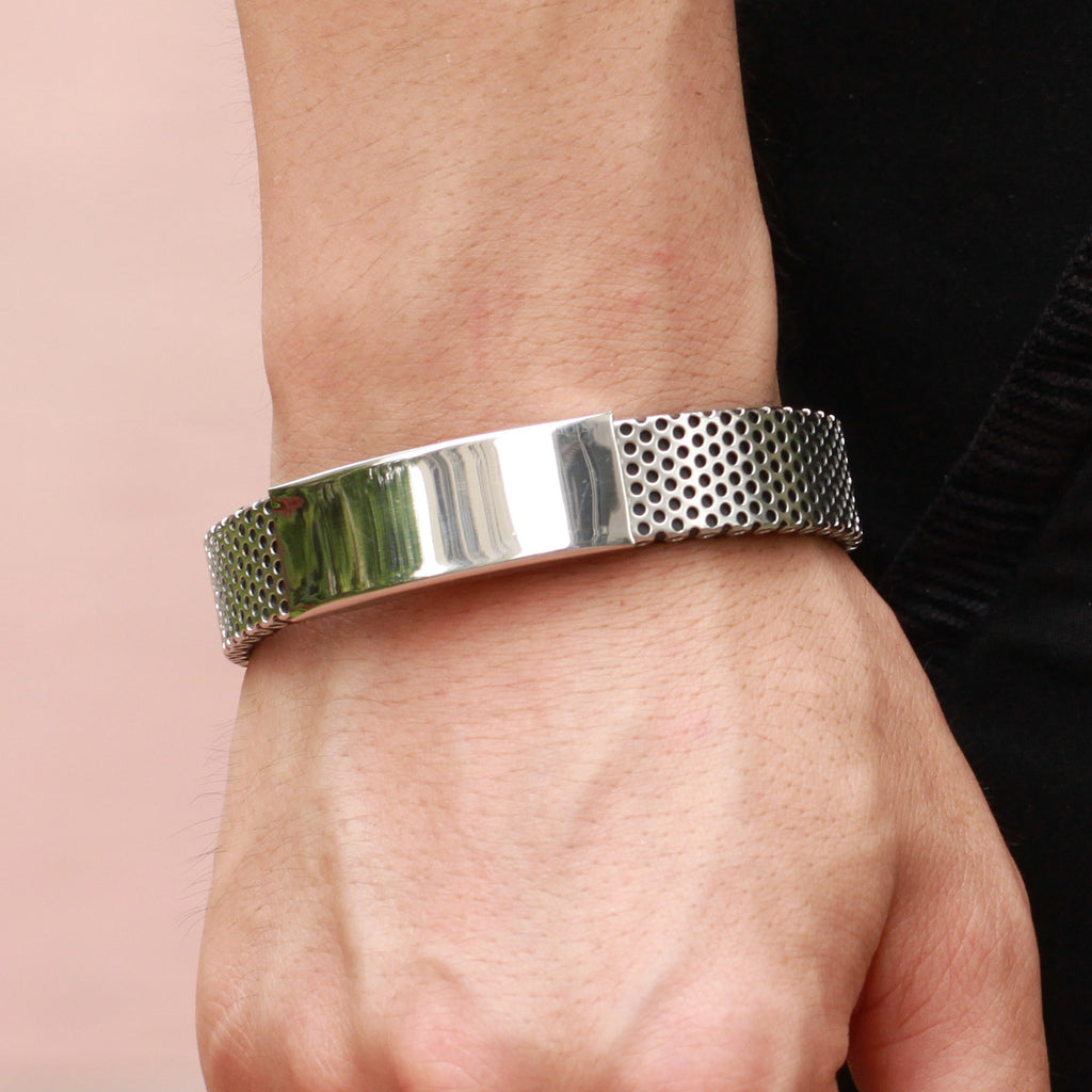 Bracelet Gentleman, gros plan de l'alliance cuir et acier titane