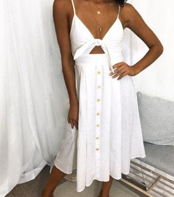 Robe d'été blanche à bretelles, nœud devant et jupe boutonnée