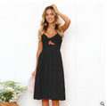 Robe d'été noire à bretelles, nœud devant et jupe boutonnée