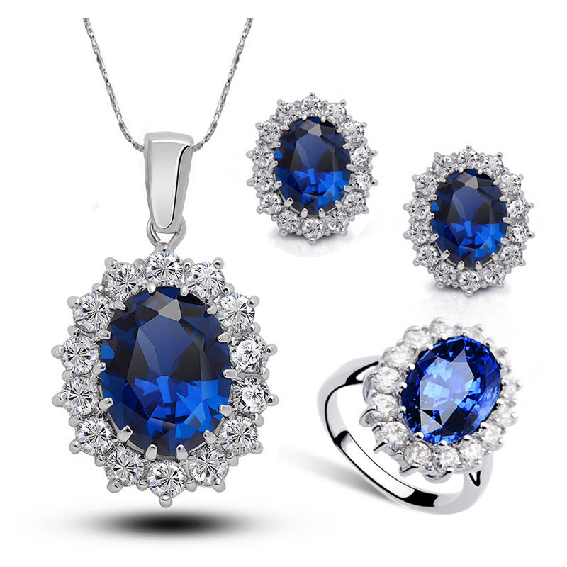 Détail du serti halo ovale du pendentif et de la bague