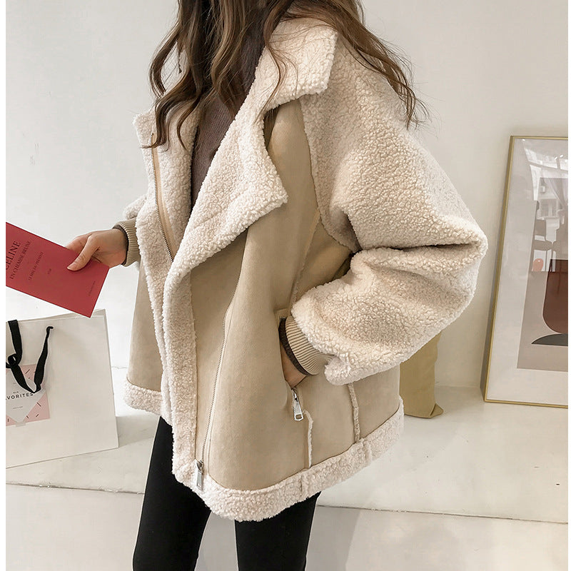 Veste aviateur beige en peau lainée, portée ouverte