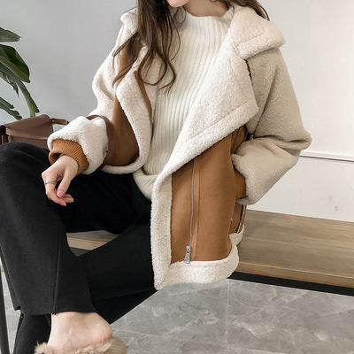 Veste aviateur beige portée, vue assise