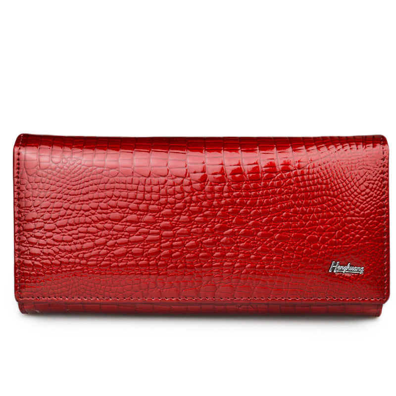 Portefeuille verni effet croco, détail du grain et du rabat