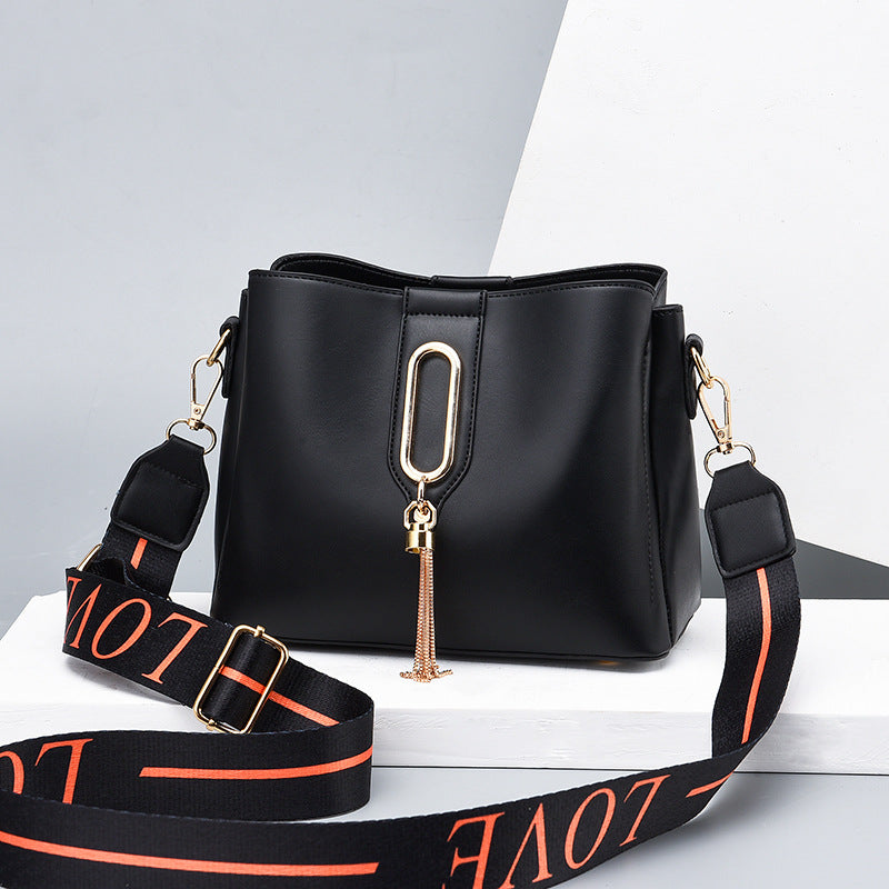 Petit sac bandoulière femme allure biker, détails métalliques