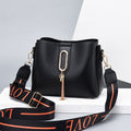 Petit sac bandoulière femme allure biker, détails métalliques