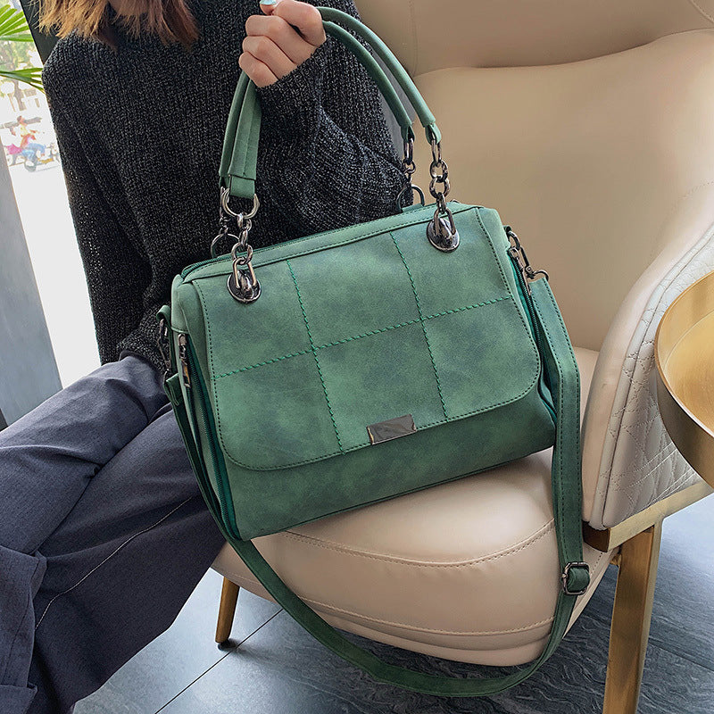 Sac Boston porté en bandoulière