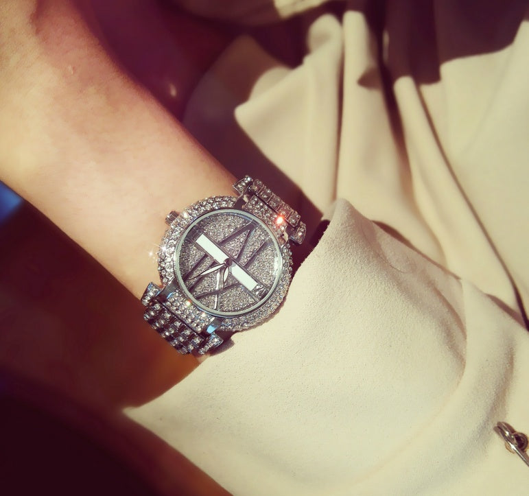 Montre Impératrice portée au poignet, bracelet acier serti de cristaux