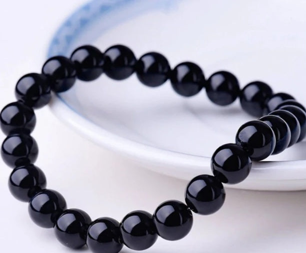 Reflets des perles d'agate noire vues de près