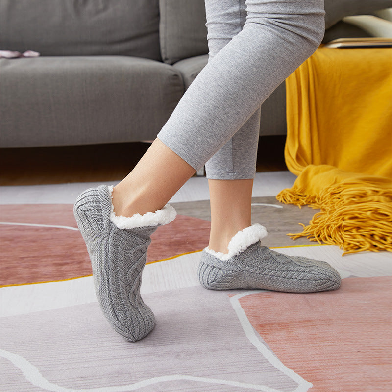 Chaussons-chaussettes gris portés, vue de profil
