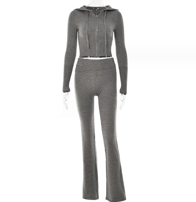Ensemble côtelé gris présenté sur mannequin