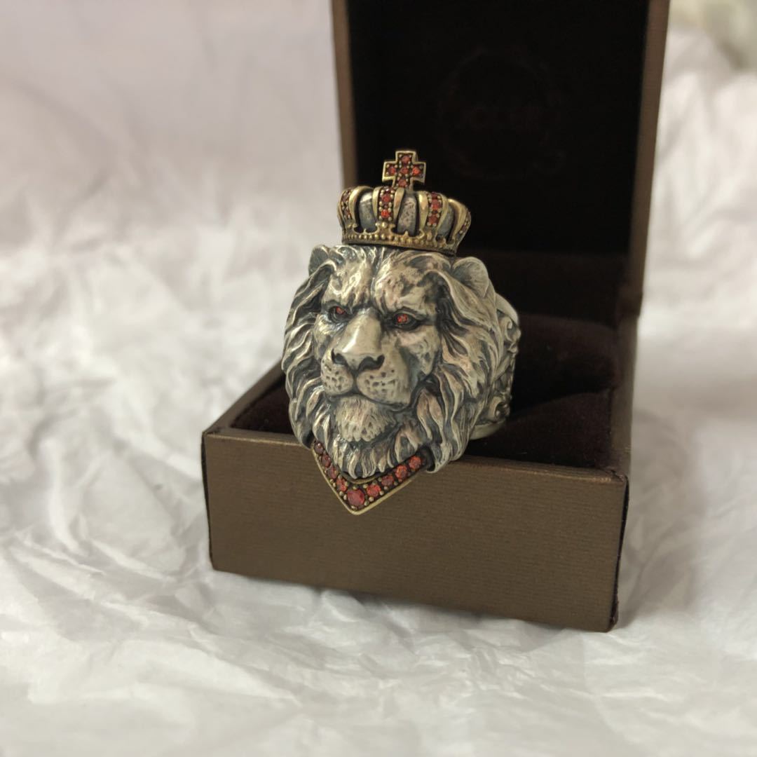 Bague Fauve, tête de lion ciselée aux yeux sertis de pierres