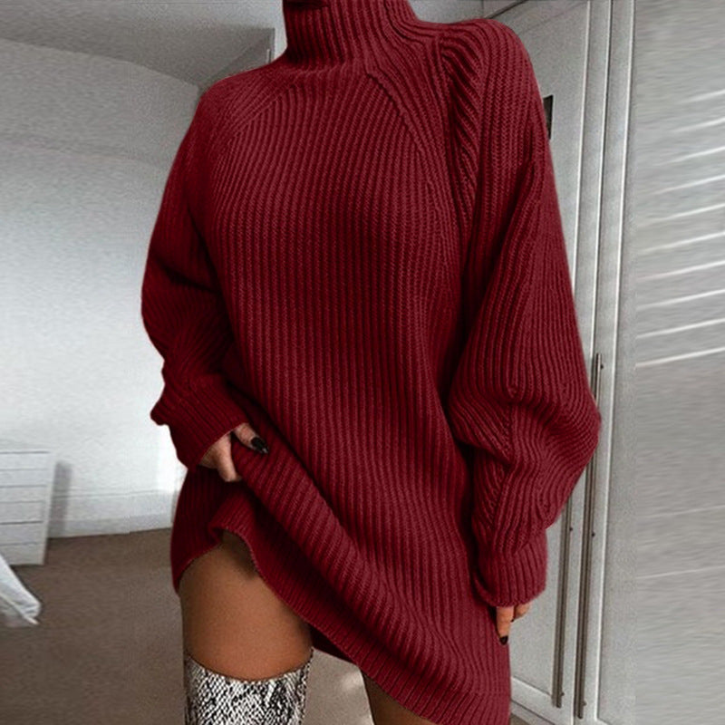 Robe pull rose poudré à col montant, portée avec des bottes