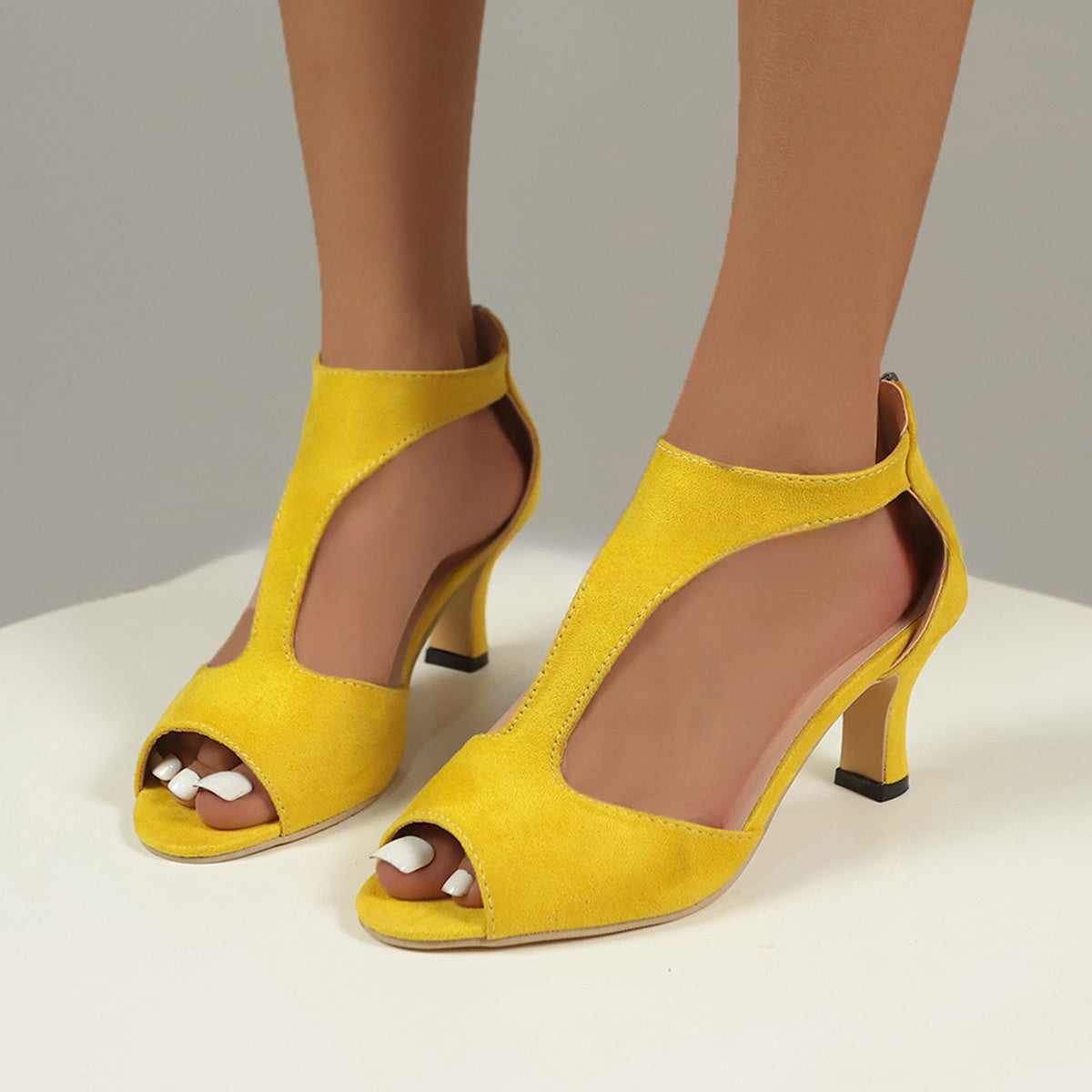 Sandales à talon jaunes à bout ouvert