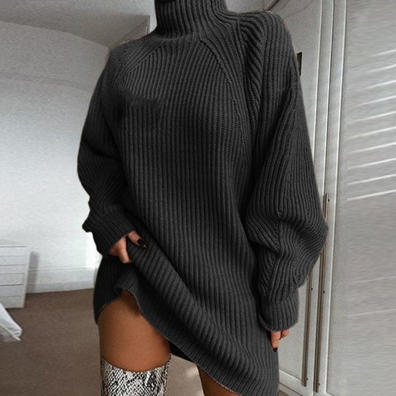 Robe pull écrue vue de face, manches longues et col montant