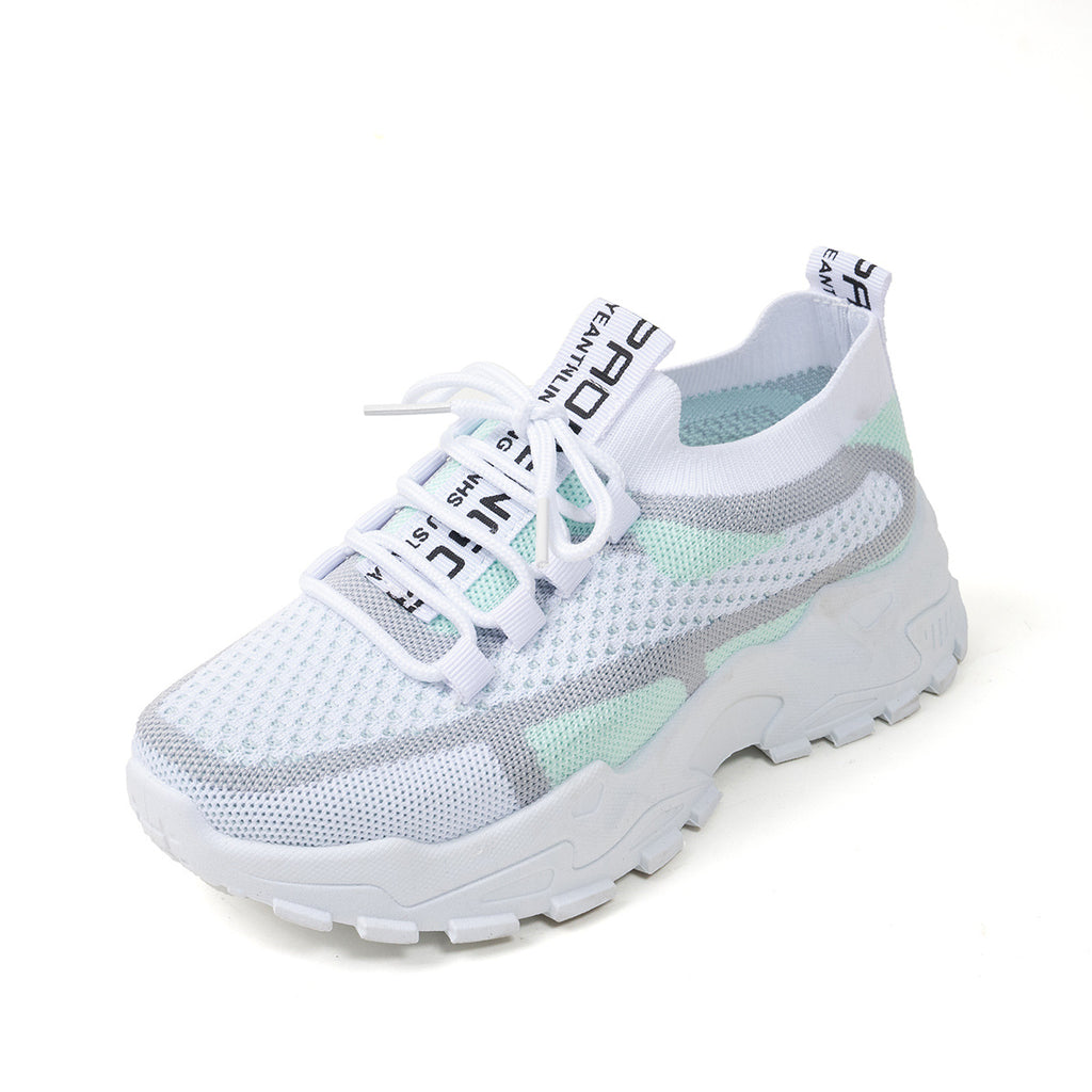 Baskets en maille blanche et verte sur fond blanc