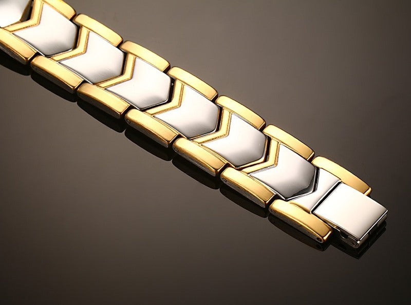 Bracelet Dynastie porté au poignet, acier titane bicolore doré