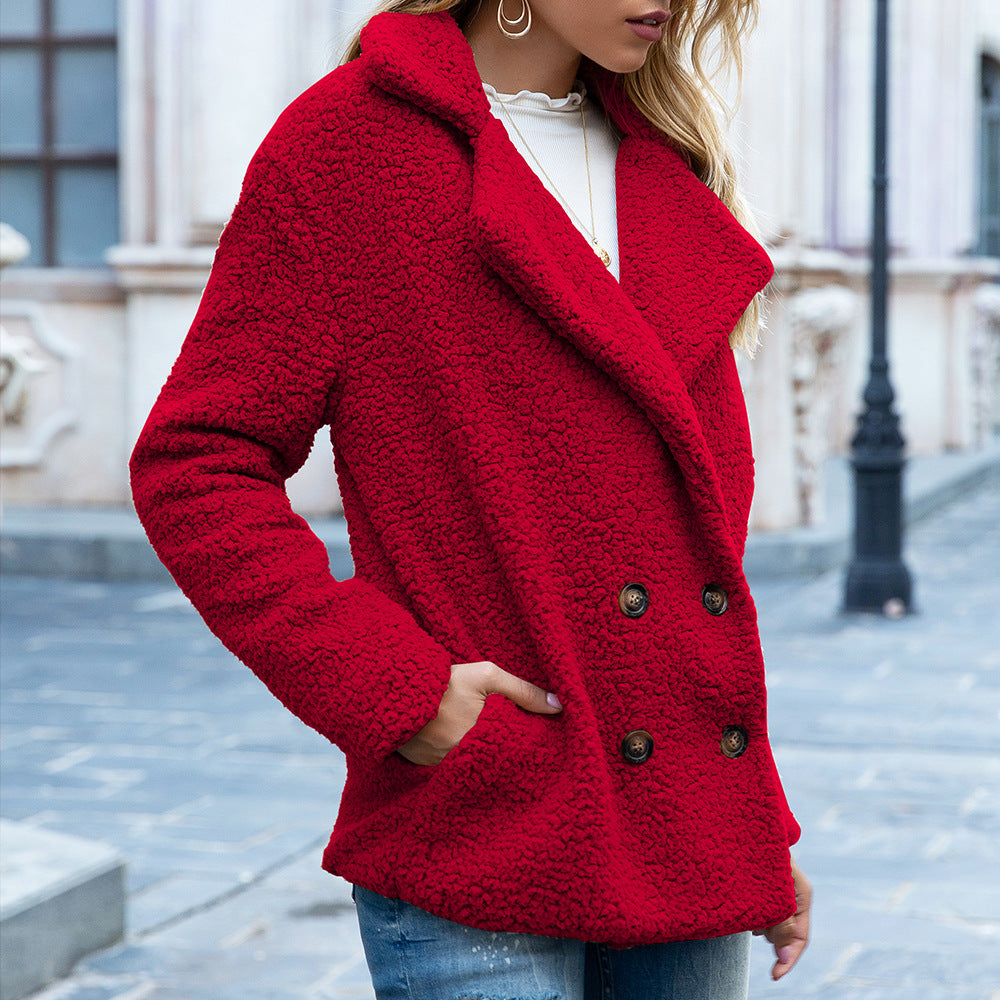 Manteau bouclette rouge, détail du col à revers