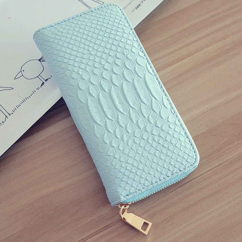 Pochette portefeuille tenue à la main