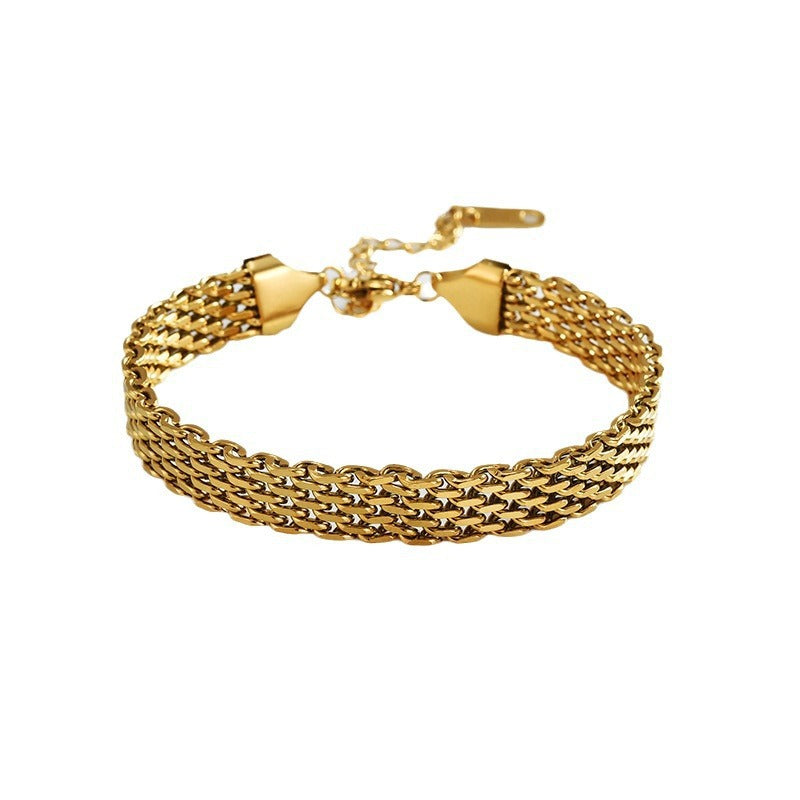 Bracelet maille doré sur fond blanc