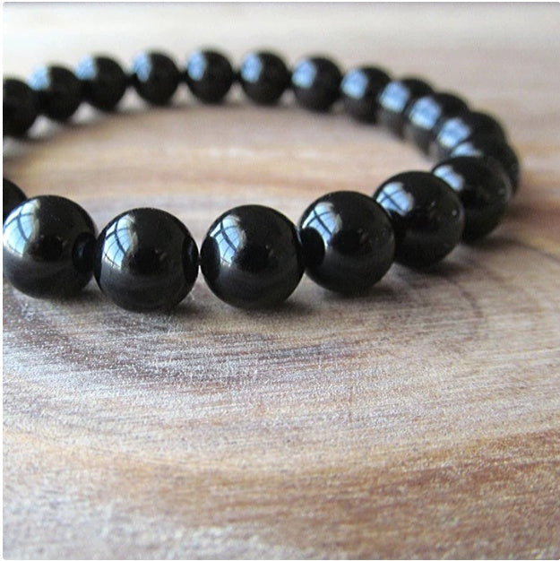 Bracelet en agate noire vu de dessus, montage sur fil élastique
