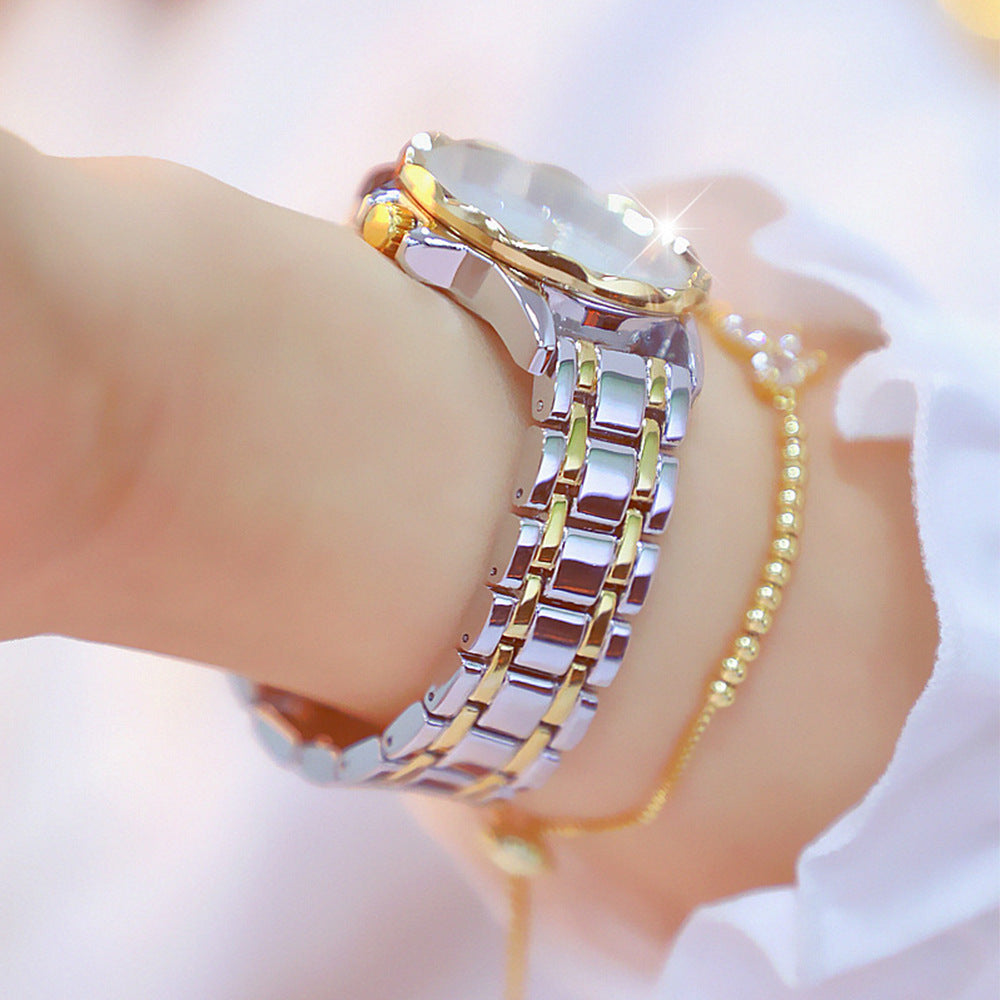 Montre femme Aurore, bracelet doré serti, accessoire glamour