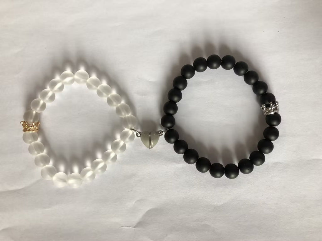 Détail de la breloque cœur phosphorescente entre les deux bracelets