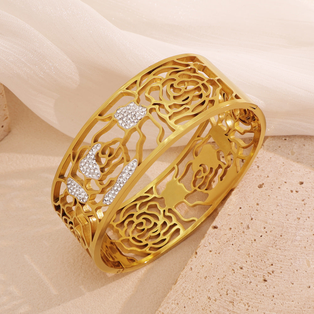 Manchette Floraison portée au poignet, large bracelet doré