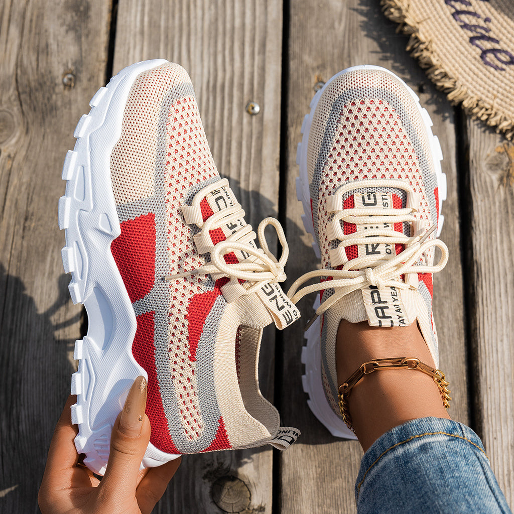 Baskets en maille rouge et grise, paire