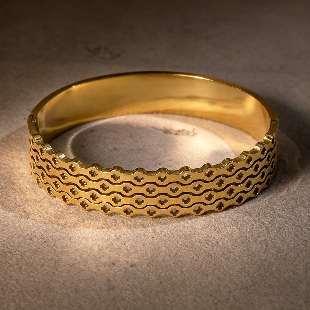 Bracelet Alvéole porté au poignet, motif nid d'abeille
