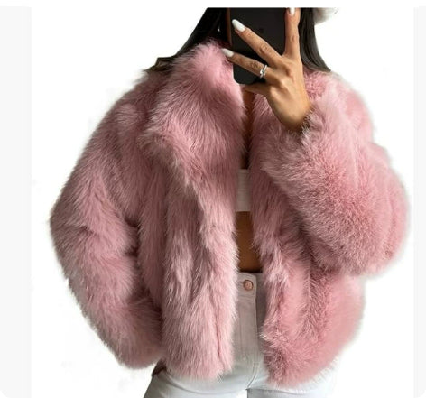 Veste en fausse fourrure portée de dos